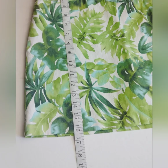 Attyre Women's Skort Tropical Green Leaves ~ Stretch ~ Size 12 - Picture 9 of 9